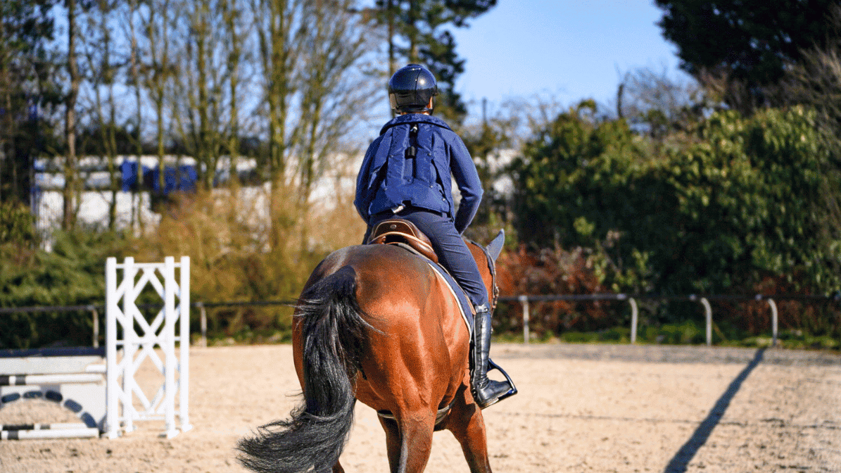 Serrer les genoux à cheval : causes, conséquences et solutions